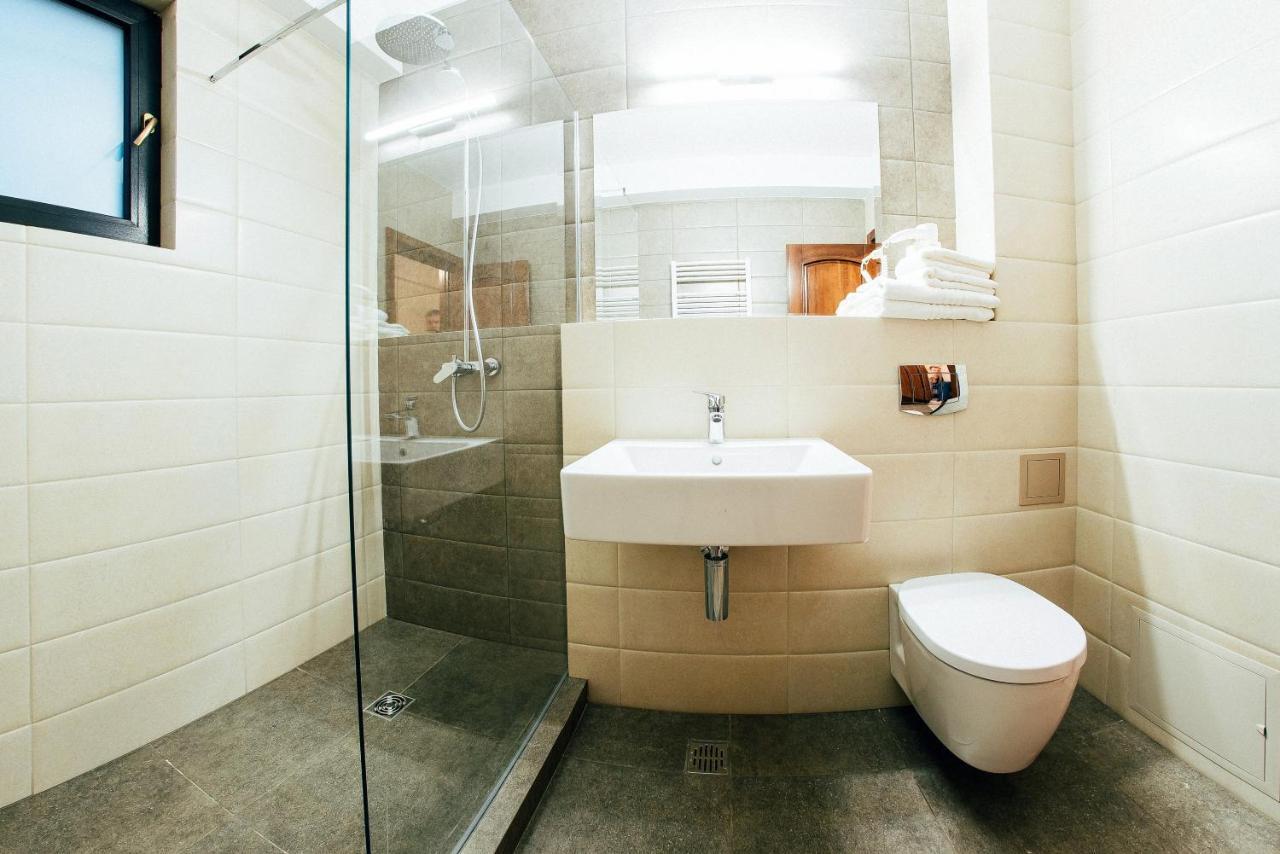 Hotel Buchenland Gura Humorului Buitenkant foto
